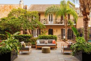 新奥尔良新奥尔良W酒店 — 法国区的房屋前设有带沙发和椅子的庭院。