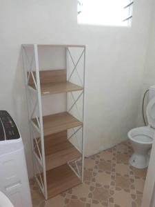 阿皮亚Lelago Eco Lodge的一间带卫生间和书架的浴室