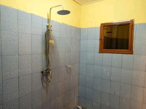 DassasgoVilla meublée de saaba的带淋浴、镜子和窗户的浴室