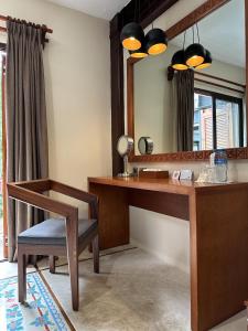 巴利亚多利德米松德尔马赫酒店的更衣室配有书桌和镜子
