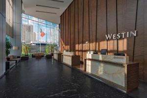 墨西哥城The Westin Santa Fe, Mexico City的大厅,在建筑物的墙上贴上西边标志