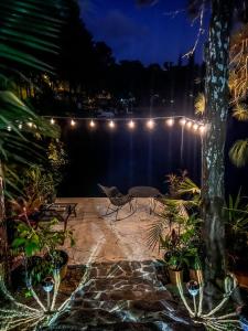 塞罗阿苏尔Cabañas Lago Cerro Azul - Lake of Panama的晚上在庭院里摆放着桌椅