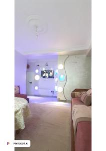 丹吉尔furnished apartment in the heart of Tangier的带两张床的房间和灯光的房间