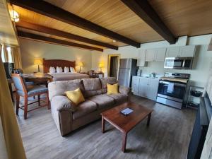 胡德里弗韦斯特克利夫洛基酒店的带沙发和桌子的客厅以及厨房。