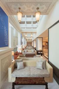 艾哈迈达巴德ITC Narmada, a Luxury Collection Hotel, Ahmedabad的带沙发和天花板的客厅