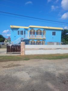 圣玛丽Sunshine D的前面有栅栏的蓝色房子