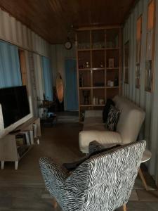 科金博Habitacion privada en Casa compartida Refugio Vida Playa的带沙发和电视的客厅