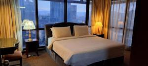 吉隆坡Bunga Suite at Times Square的一间卧室设有一张床和一个大窗户
