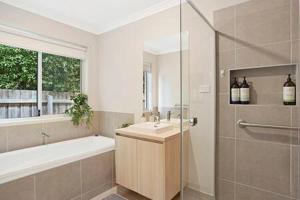 Private Luxury Home in Quiet Cowes Estate的一间浴室