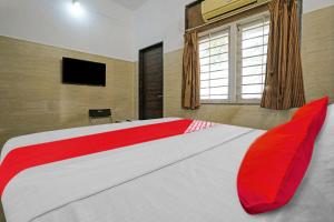 OYO Flagship Raj Hotel Near Juhu Beach客房内的一张或多张床位