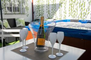 马拉加Malaga Chic jacuzzi y playa的一张桌子上塑料容器里的一瓶香槟