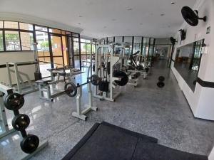 福塔莱萨Saint Martin By Escala Imóveis的一间健身房,里面装有几台跑步机和举重器材