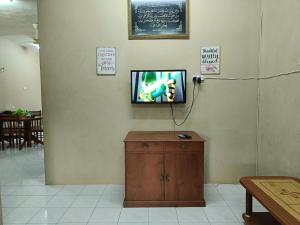 日得拉Homestay Tengku Maheran的墙上的粉笔板和桌子的房间