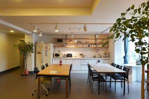 大邱Dongseongro ZERO guesthouse的厨房以及带桌椅的用餐室。