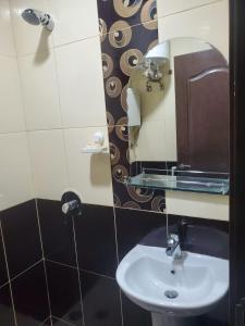 麦地那شقق عنوان المدينة للوحدات السكنية的一间带水槽和镜子的浴室
