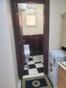 麦地那شقق عنوان المدينة للوحدات السكنية的浴室设有卫生间,铺有黑白瓷砖地板。