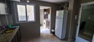 卢汉Humberto Apart B的厨房配有白色冰箱和窗户。