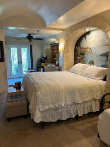 Cameron ParkTuscany Dorado Resort的一间大卧室,房间内设有一张大床
