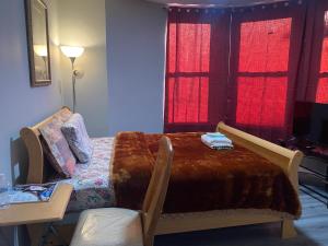 纽瓦克Cozy Getaway Room的卧室配有床、桌子和窗户。