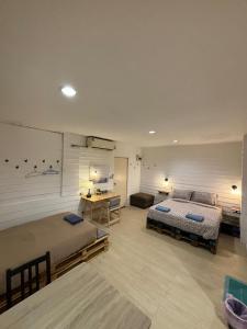 曼谷拉罗坎达酒店的一间卧室配有两张床和一张书桌