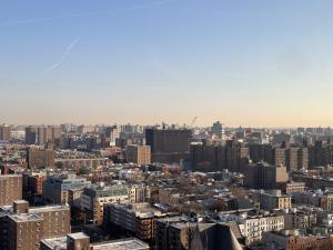 纽约Designer Apt for 6, City Views, near Times Square!的城市空中景观高楼