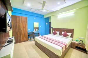 耶拉汉卡RedKEY Inn Bangalore Airport - Pick up & Drop Available 24x7的一间卧室配有一张床、一张书桌和一台电视
