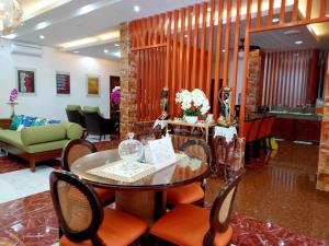 锡基霍尔PMG Islandscape Resort的客厅配有桌椅和沙发
