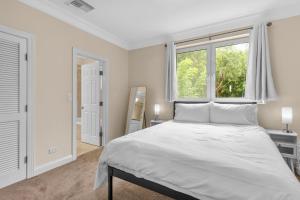 Creek VillageParadise Six的白色的卧室设有一张大床和一个窗户