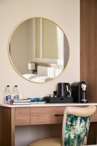 特拉利The James Hotel的一张桌子上的镜子,配有水槽和椅子