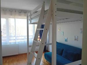 昂代Appartement Hendaye, 2 pièces, 4 personnes - FR-1-239-1019的一张位于带蓝色沙发的阁楼床