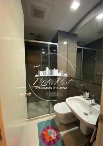 马尼拉MetroNest Livingstone的浴室配有白色卫生间和盥洗盆。