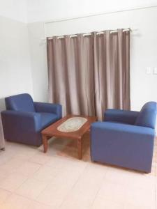 阿皮亚Lelago Eco Lodge的客房内的2把蓝色椅子和1张咖啡桌