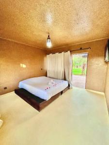 马拉喀什Whisper的一间卧室设有一张大床和窗户