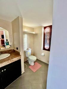 马拉喀什Whisper的浴室配有白色卫生间和盥洗盆。