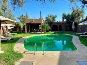 马拉喀什Whisper的一座房子的院子内的游泳池