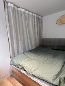 上海Shanghai Hills & CoZy BnB的床上床,带窗帘的房间