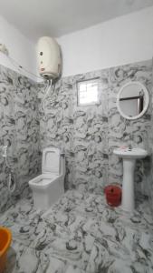 库斯哈尔纳加尔Areca Adventures Family Cottage的一间带卫生间和水槽的浴室
