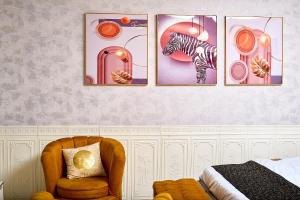哈科特港Apartment B16的一间房间,有三张斑马照片和一把椅子