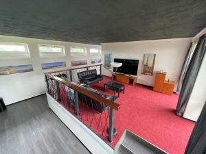 OesterdeichstrichEcolodge Loft的享有客厅的顶部景色,铺有红地毯