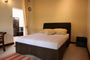 康提The Bliss Hostel Kandy的一张床上有两个枕头的房间