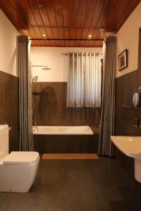 康提The Bliss Hostel Kandy的带浴缸、卫生间和盥洗盆的浴室