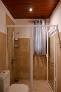 康提The Bliss Hostel Kandy的带淋浴和卫生间的浴室