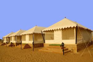斋沙默尔Ozaki Desert Camp的沙漠中的一排豪华帐篷