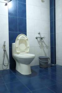 埃尔讷古勒姆Best Serviced Apartments in Cochin Marine drive的一间带卫生间和盖的浴室