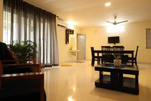 埃尔讷古勒姆Best Serviced Apartments in Cochin Marine drive的客厅配有沙发和桌子