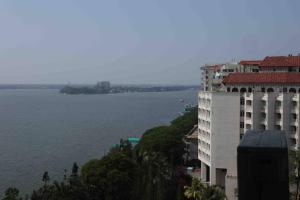 埃尔讷古勒姆Best Serviced Apartments in Cochin Marine drive的从大楼里欣赏水景