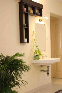 埃尔讷古勒姆Best Serviced Apartments in Cochin Marine drive的浴室设有水槽和墙上的镜子