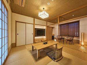 奈良若狭附楼酒店的一个带桌椅的大客厅