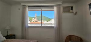 萨尔塔Departamento temporario en Salta la Linda的卧室内的窗户享有城堡的景致
