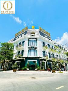 金瓯Khách Sạn The One Hotel 1的白色的建筑,上面有标志